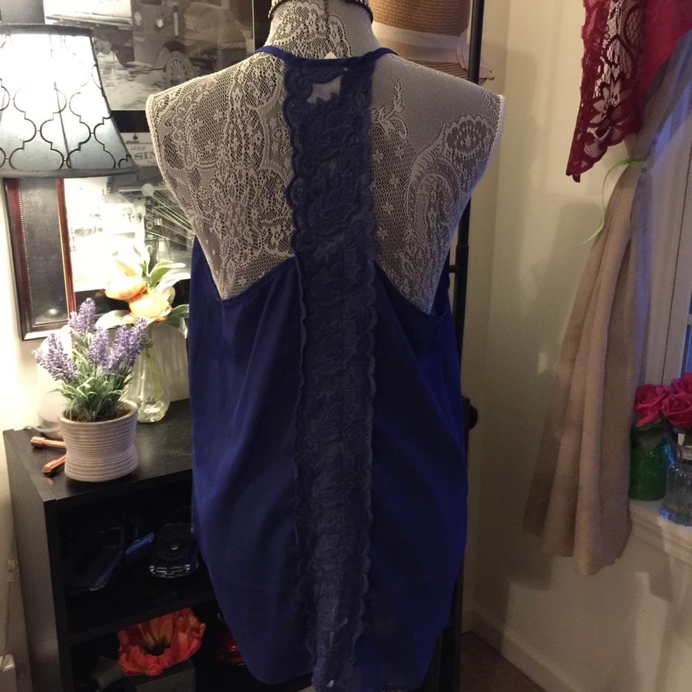 💙AVAILABLE💙 Crochet Inset Hi-Lo Top - Picture 2 of 8